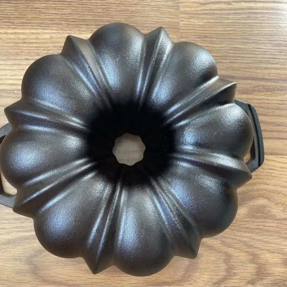 Lodge 1896 Cast Iron Fluted Cake Pan RARE* DISCONTINUED